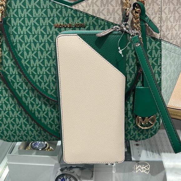 MICHAEL KORS LARGE TRAVEL CONTINENTAL WRISTLET WALLET PHONEHOLDER Palmetto Green - Picture 16 of 16